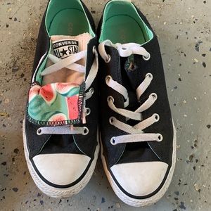 Black low top converse kids with pink lip size 3